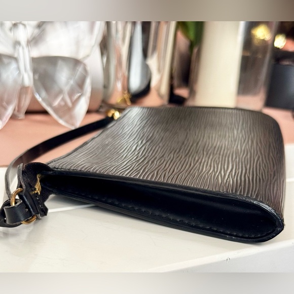 Louis Vuitton Black Epi Pochette - Picture 7 of 12